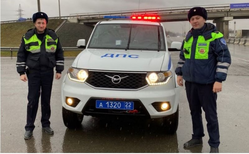 Сотрудники Госавтоинспекции Первомайского района оказали помощь водителю на федеральной трассе